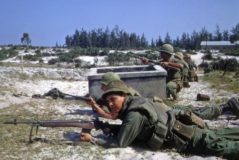 M14 i M1/M2 Carbine na pozycjach w czasie Ofensywy Tet w 1968 r. (źródło: en.wikipedia.org)