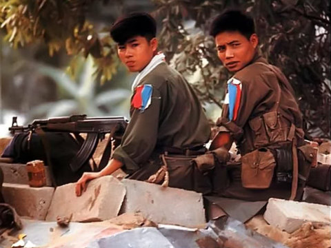 Partyzanci Viet Congu w czasie walk o hue w 1968 r. (źródło: militaryphotos.net)